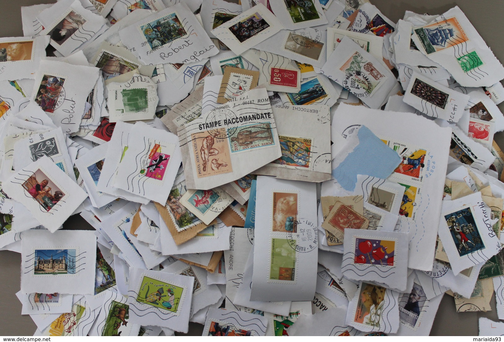 CARTON REMPLI DE LETTRES, CARTES, CORRESPONDANCES, ENTIERS POSTAUX TOUTES EPOQUES, TOUS PAYS + TIMBRES SUR FRAGMENTS