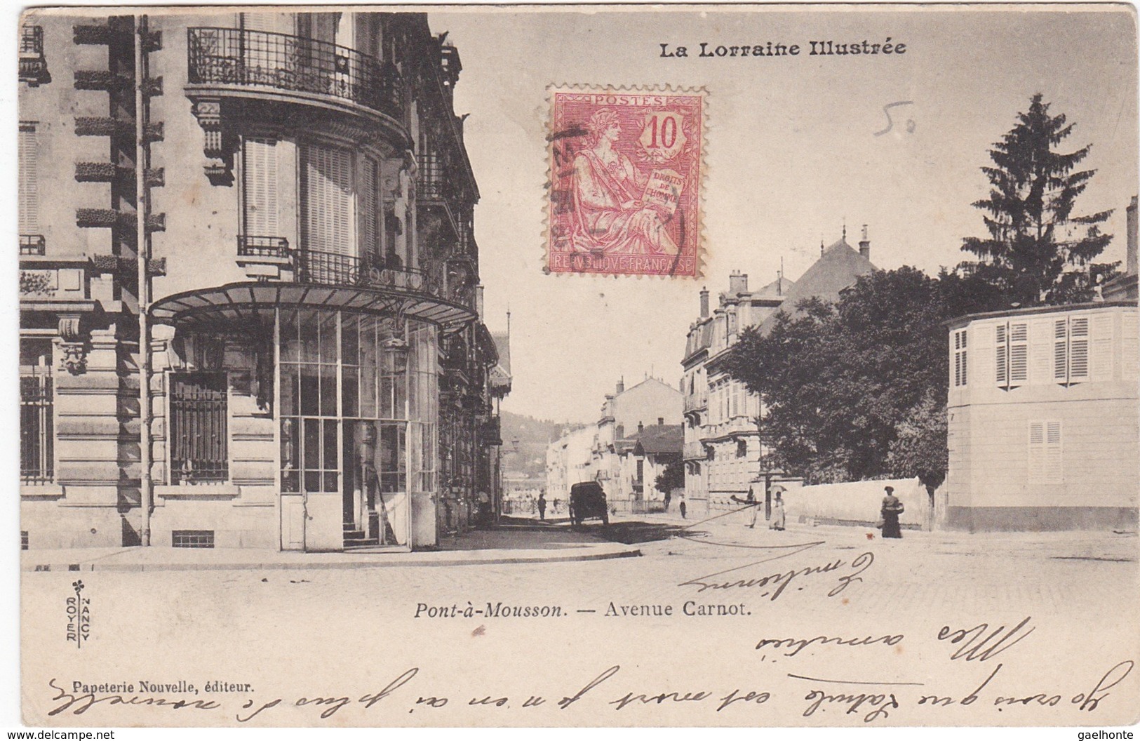 F54-033 PONT A MOUSSON - Angle De L'Avenue Carnot - Vieille Voiture Remontant La Rue - Pont A Mousson