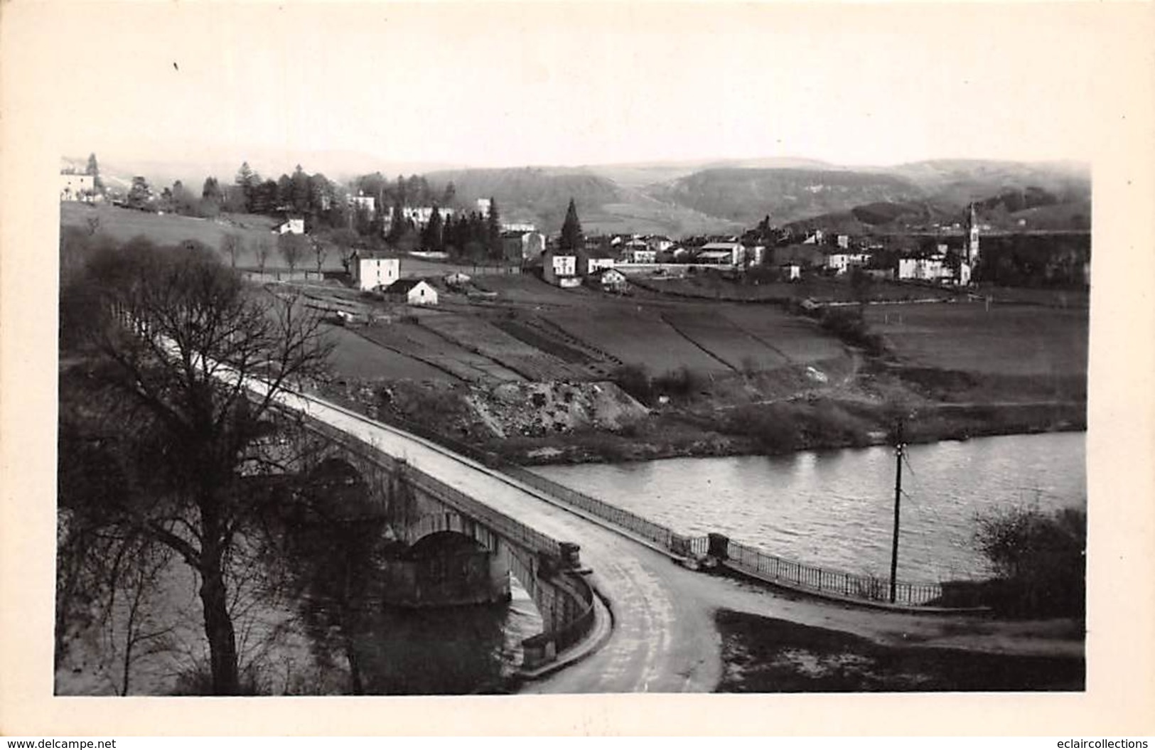 Poncin      01        Vue Générale Et Le Pont Sur L'Ain          (voir Scan) - Non Classificati