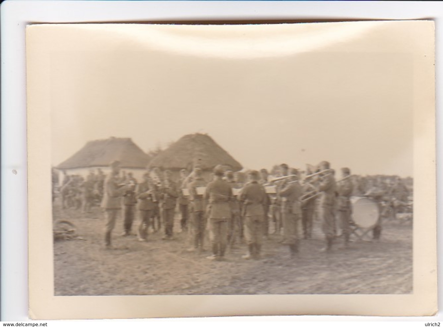 Foto Gruppe Deutsche Soldaten M Musikinstrumenten Auf Dem Dorf In Osteuropa - Blasmusikkapelle - 2. WK - 10*7cm (34797) - War, Military