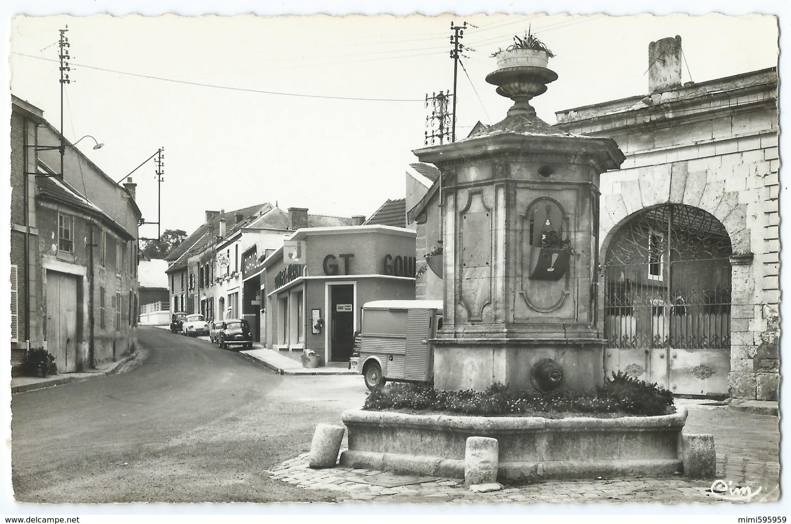 AMBONNAY (Marne) - La Fontaine (Place) - En Face, Rue De Bouzy - CPSM N&B Non écrite Format CPA -Scan Recto-verso - Autres & Non Classés
