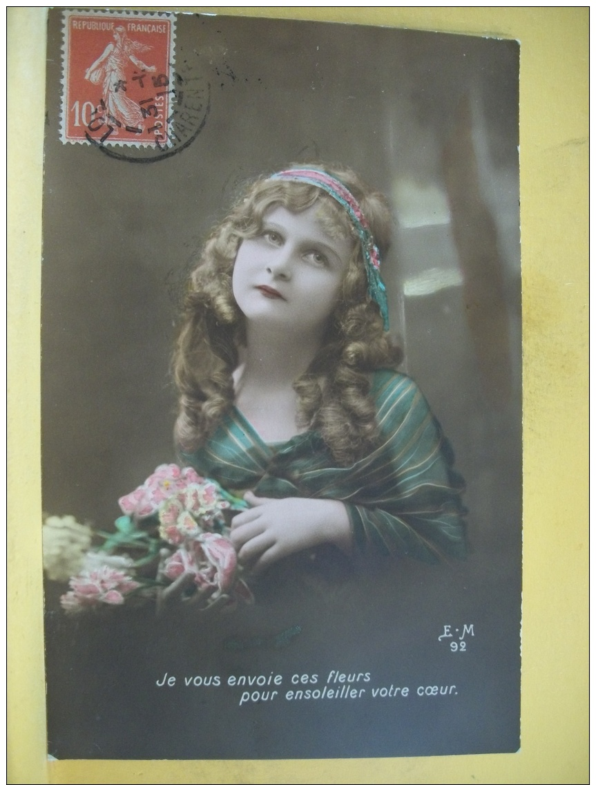 B18 4550. CPA 1915. JE VOUS ENVOI CES FLEURS POUR ENSOLEILLER VOTRE COEUR. (FILLETTE) (PORT GRATUIT POUR LA FRANCE) - Autres & Non Classés