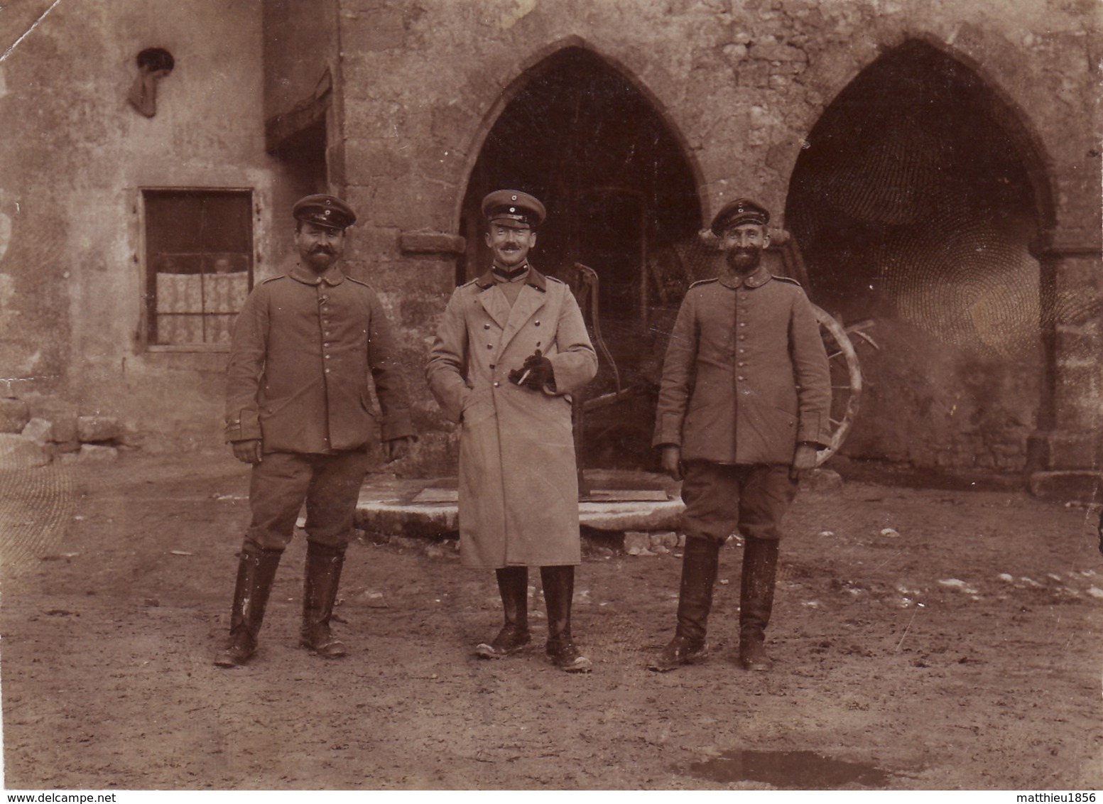 Photo 14-18 HATTONCHATEL (Vigneulles-lès-Hattonchâtel) - Soldats Allemands Devant Les Arcades (A192, Ww1, Wk 1) - Vigneulles Les Hattonchatel