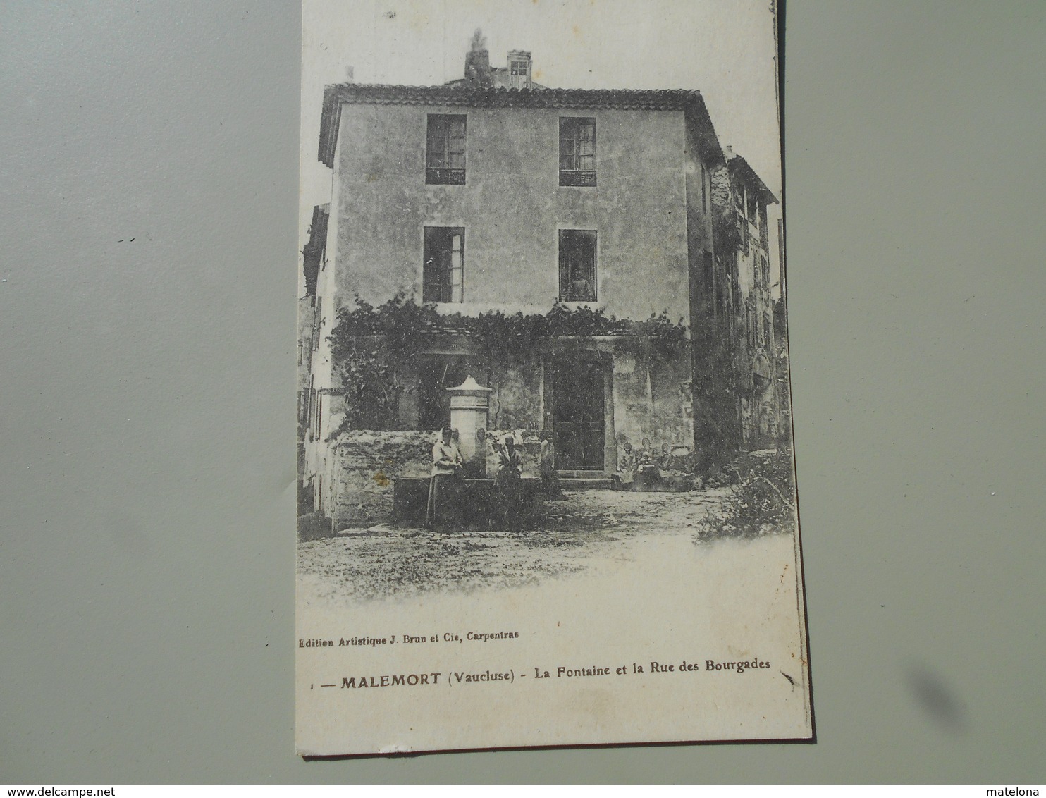 VAUCLUSE MALEMORT LA FONTAINE ET LA RUE DES BOURGADES - Autres & Non Classés