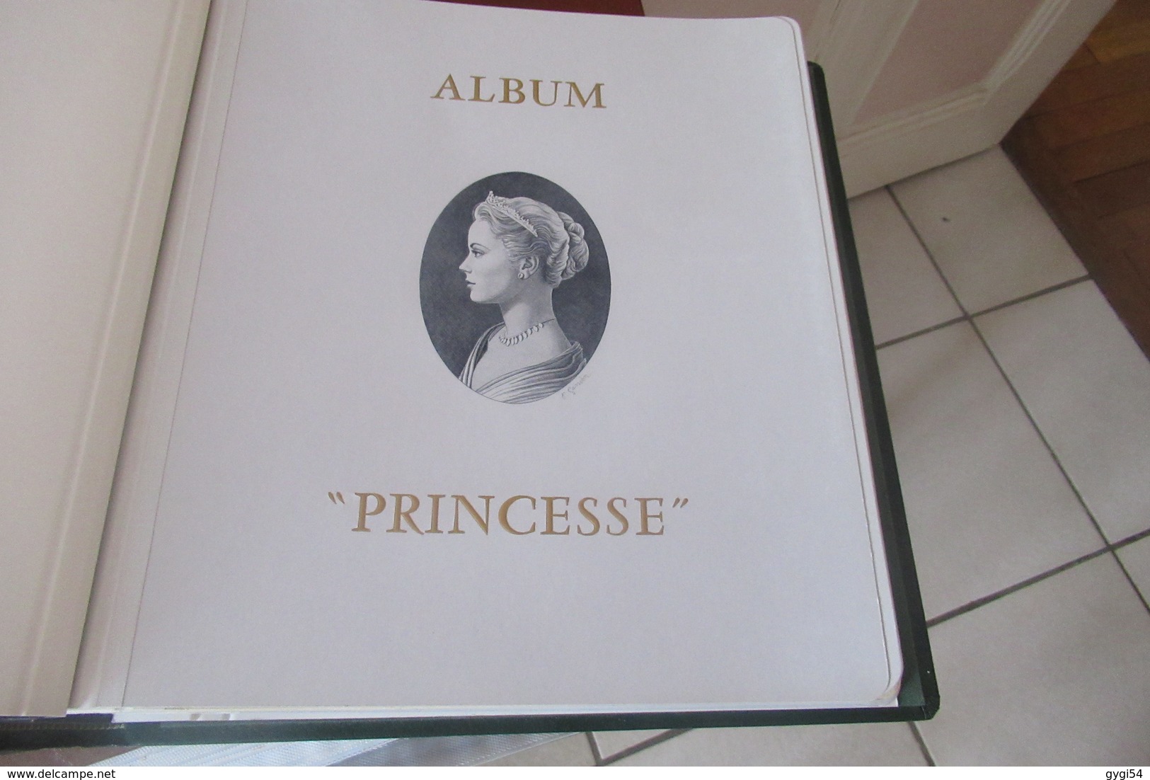 Monaco Dans Un Album Princesse ( Avec Son étui )  1973 à 1981 En Timbres Poste Cat Yt  N°916  à  1301 N**  MNH Cote 974 - Collections (with Albums)