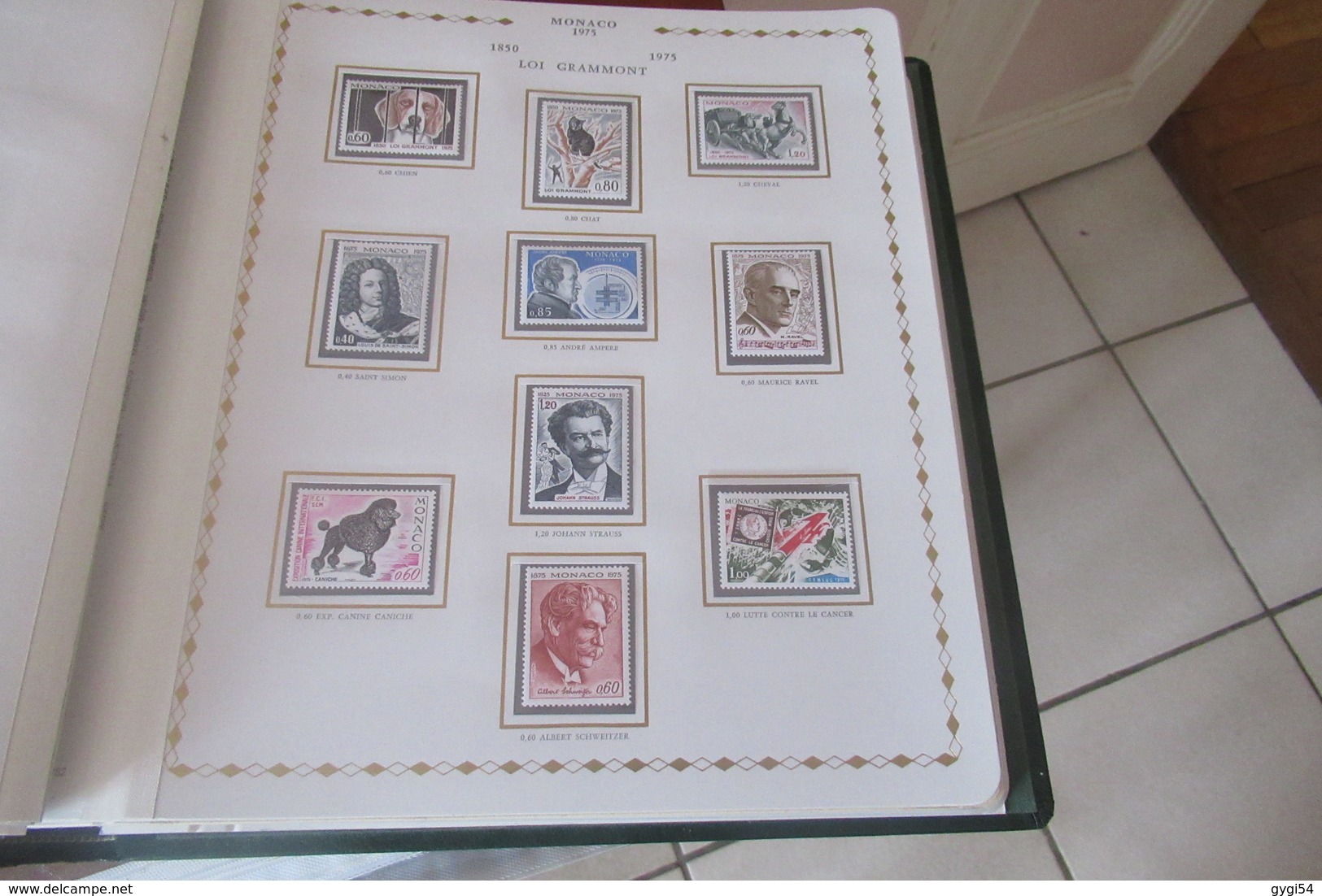 Monaco Dans Un Album Princesse ( Avec Son étui )  1973 à 1981 En Timbres Poste Cat Yt  N°916  à  1301 N**  MNH Cote 974 - Verzamelingen (in Albums)