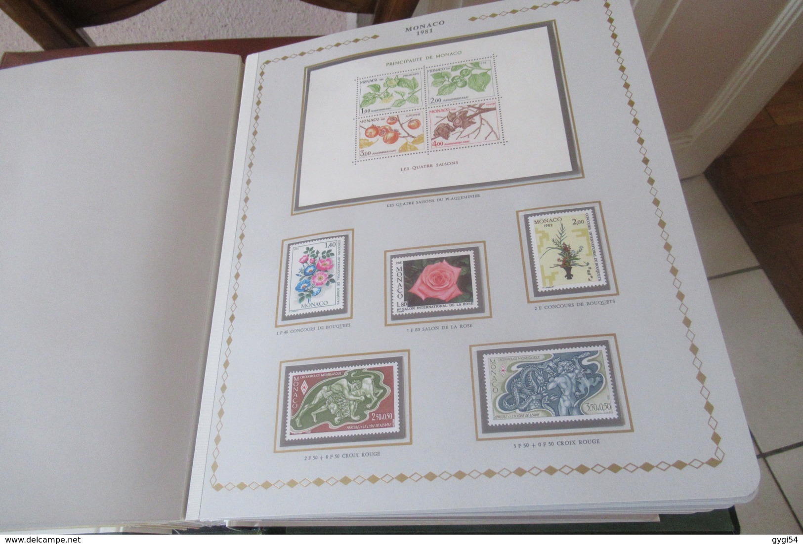Monaco dans un Album Princesse ( avec son étui )  1973 à 1981 en timbres poste cat yt  n°916  à  1301 n**  MNH cote 974