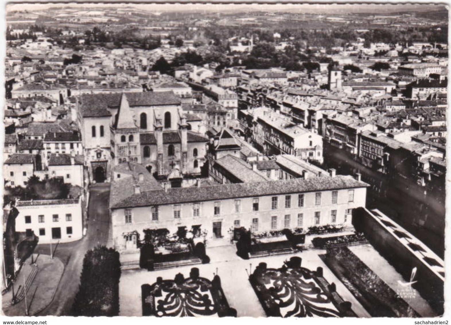 81. Gf. CASTRES. Jardin De L'Evêché. Mairie Et Cathédrale. 9 - Castres