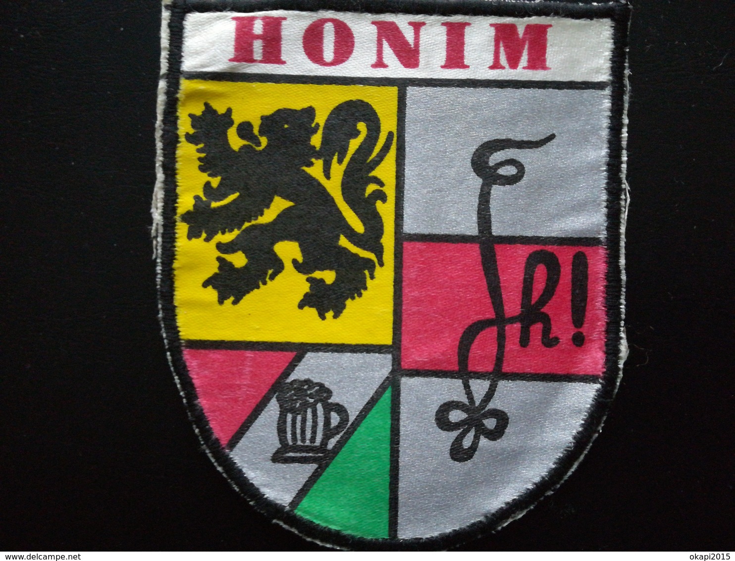 Écusson Tissu Plastifié Blason Honim Association étudiante Créée En 1973 Belgique Institution Instituts Supérieurs - Ecussons Tissu