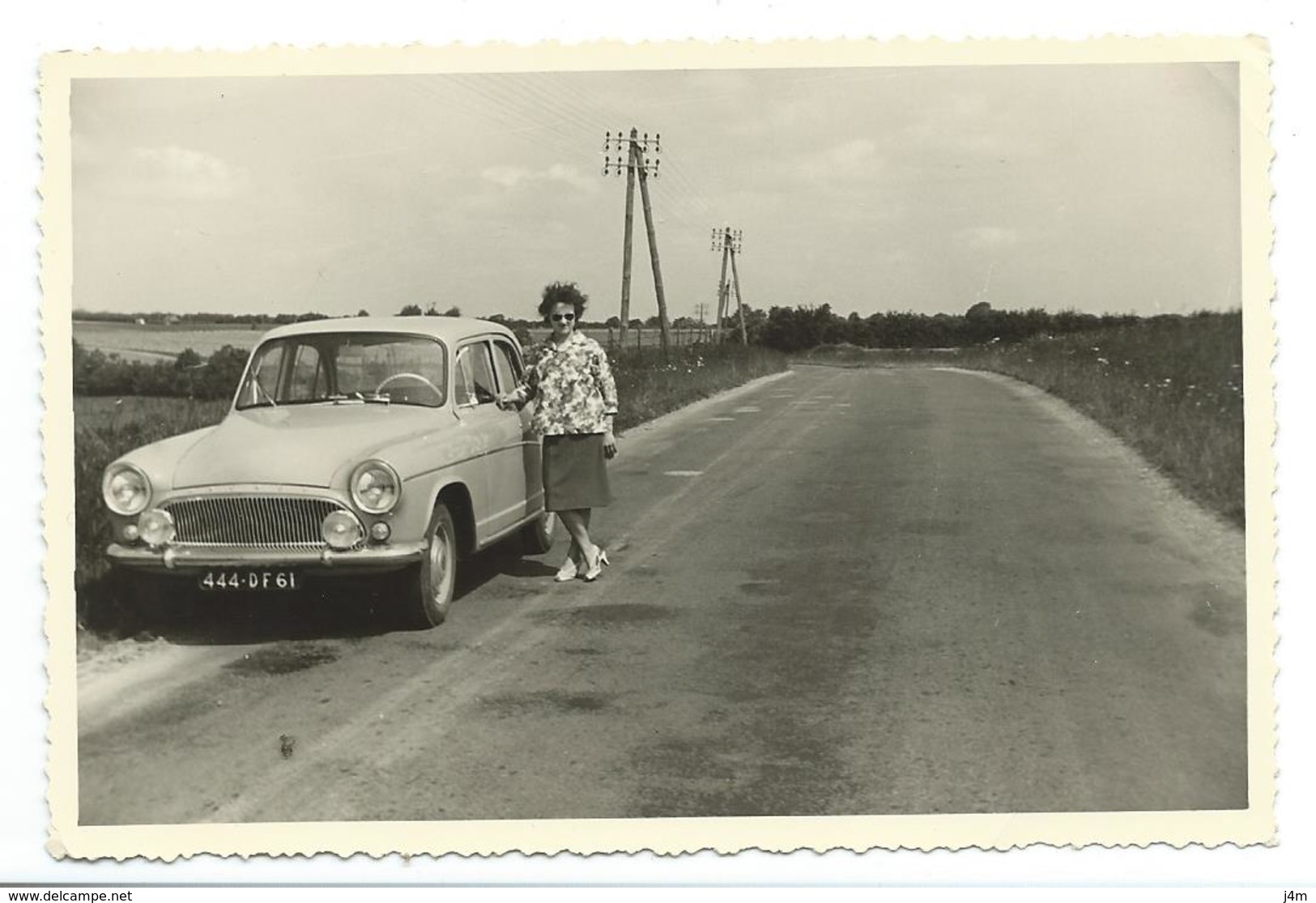 Ancienne PHOTO 13 X 8,5 Cm Des Années 1960...FEMME Posant à Côté De Son AUTO - Pin-Ups