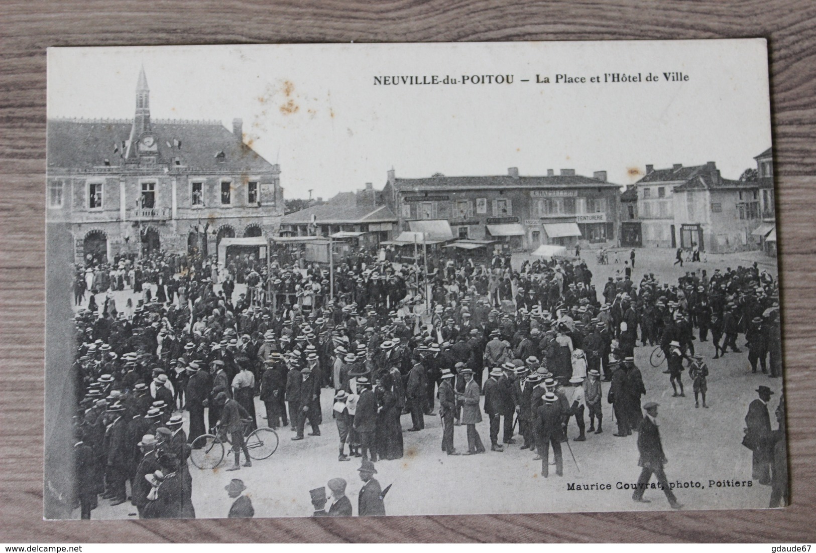 NEUVILLE DU POITOU (86) - LA PLACE ET L'HOTEL DE VILLE - Neuville En Poitou