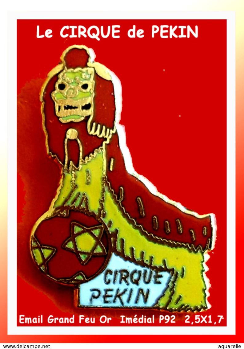 SUPER PIN'S CIRQUE : PIN'S Officiel Du CIRQUE De PEKIN De La Tournée 92, émail Grand Feu Base Or, 2,5X1,7cm - Personaggi Celebri