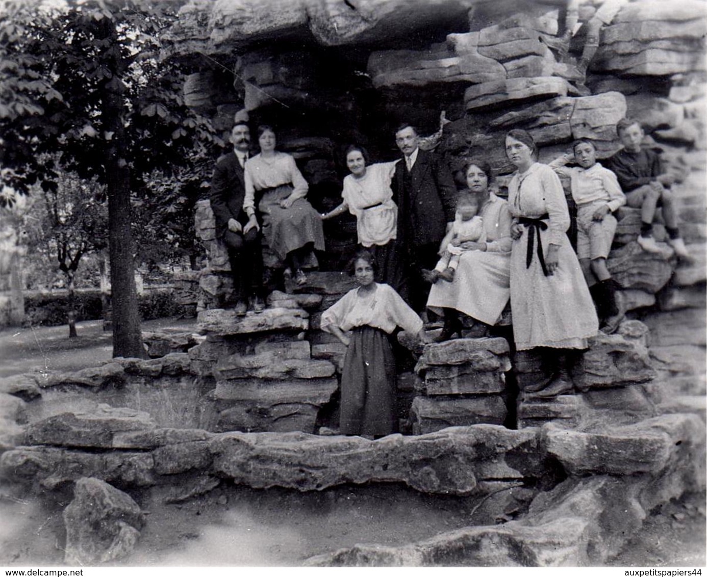 Photo Originale - Famille De Jeunes Sur Un Rocher Au Parc De Saint Maur En 1922 - Anonyme Personen