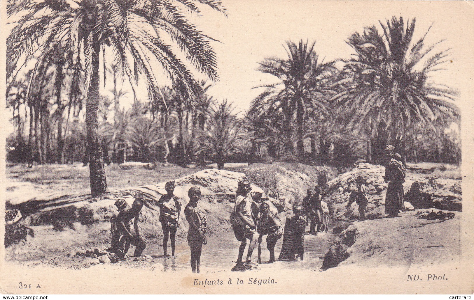 AFRIQUE,AFRIKA,AFRICA,MAGHREB,Algérie,Algéria,BISKRA EN 1900,SEGUIA,CANAL D'IRRIGATION,FAMILLE NOMBREUSE,OASIS - Biskra