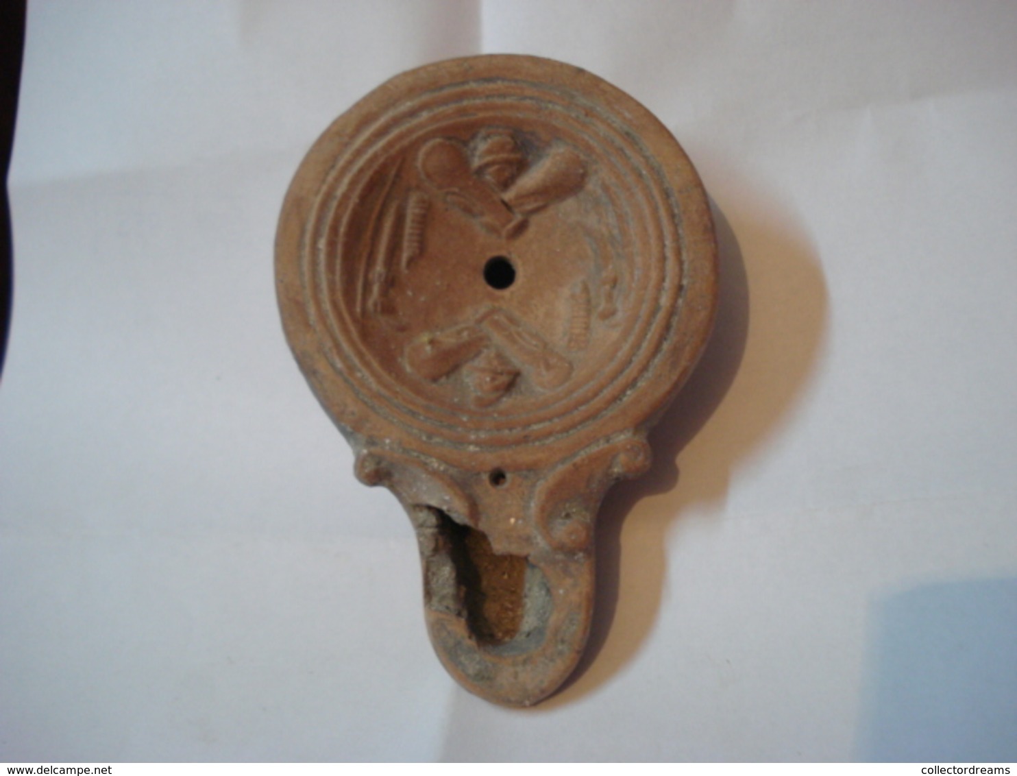 LAMPE ROMAINE A HUILE EN TERRE CUITE  - ATTRIBUTS DE GLADIATEUR///  ANCIENT ROMAN TERRACOTTA OIL LAMP - Arqueología