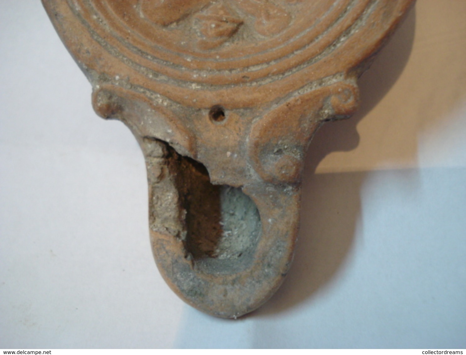 LAMPE ROMAINE A HUILE EN TERRE CUITE  - ATTRIBUTS DE GLADIATEUR///  ANCIENT ROMAN TERRACOTTA OIL LAMP - Arqueología