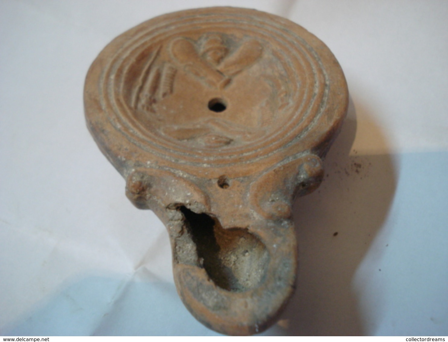 LAMPE ROMAINE A HUILE EN TERRE CUITE  - ATTRIBUTS DE GLADIATEUR///  ANCIENT ROMAN TERRACOTTA OIL LAMP - Arqueología