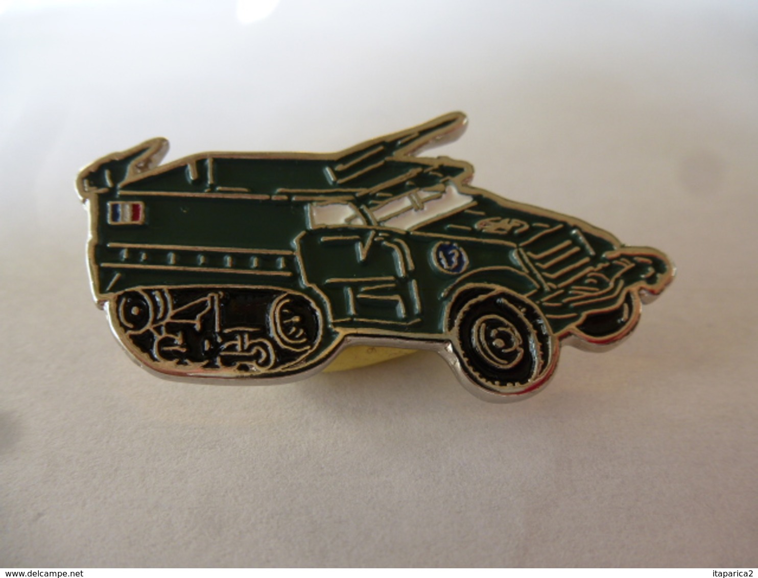 PINS MILITARIA   VEHICULE BLINDE  CHAR / 33NAT - Armee