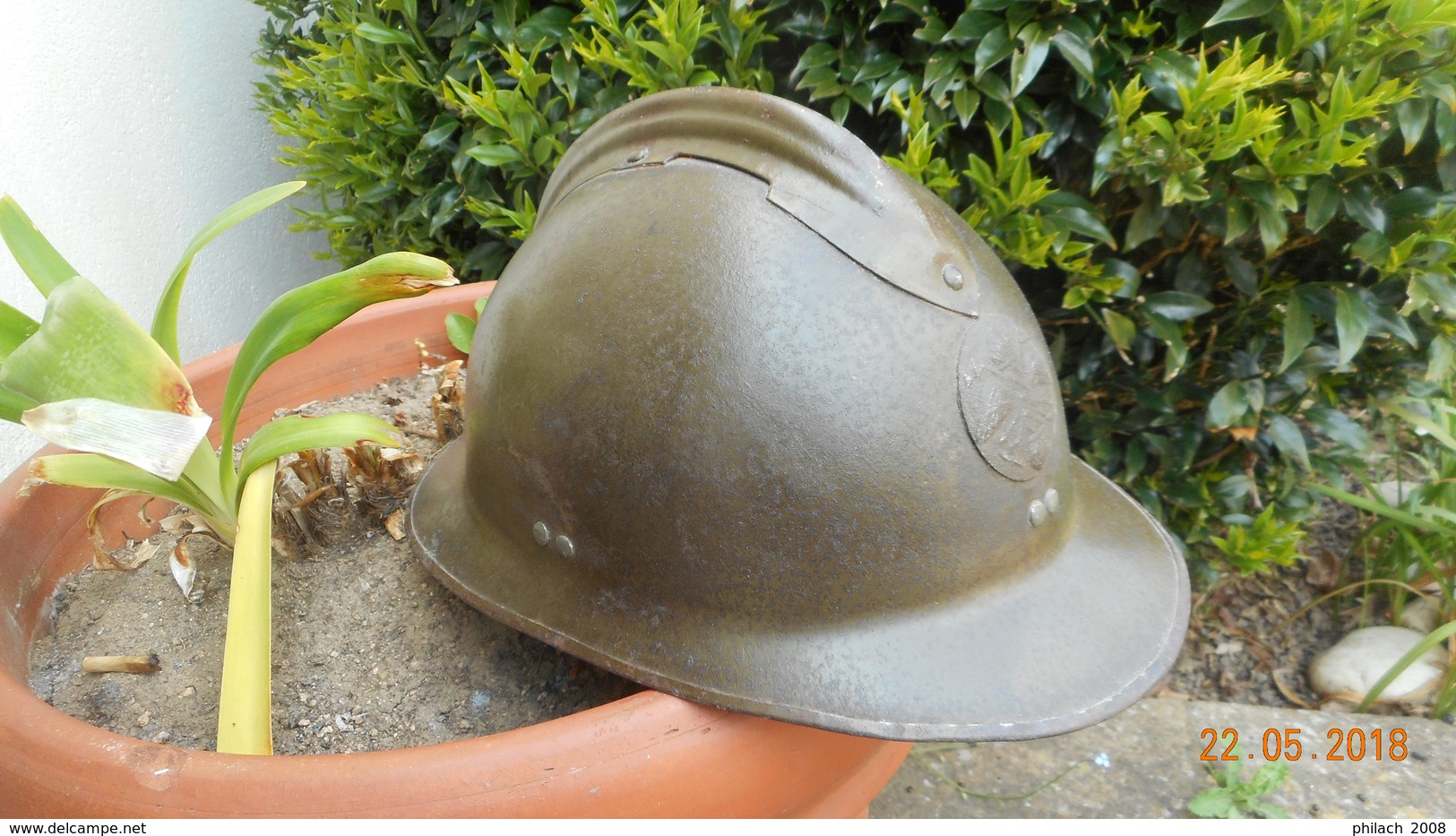 CASQUE FRANCAIS 2EME GUERRE MODELE 26 AVEC INSIGNE POUDRE ET EXPLOSIFS