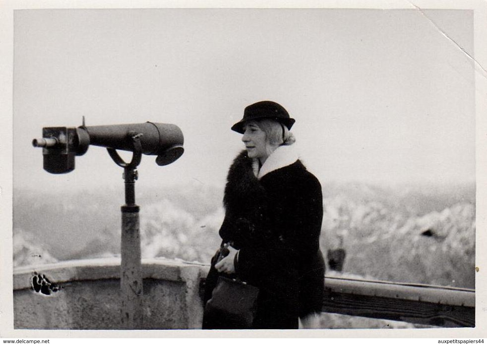 Photo Originale D'une Femme En Pleine Réflexion Devant Une Longue Vue Dans Le Mauvais Sens - Objects