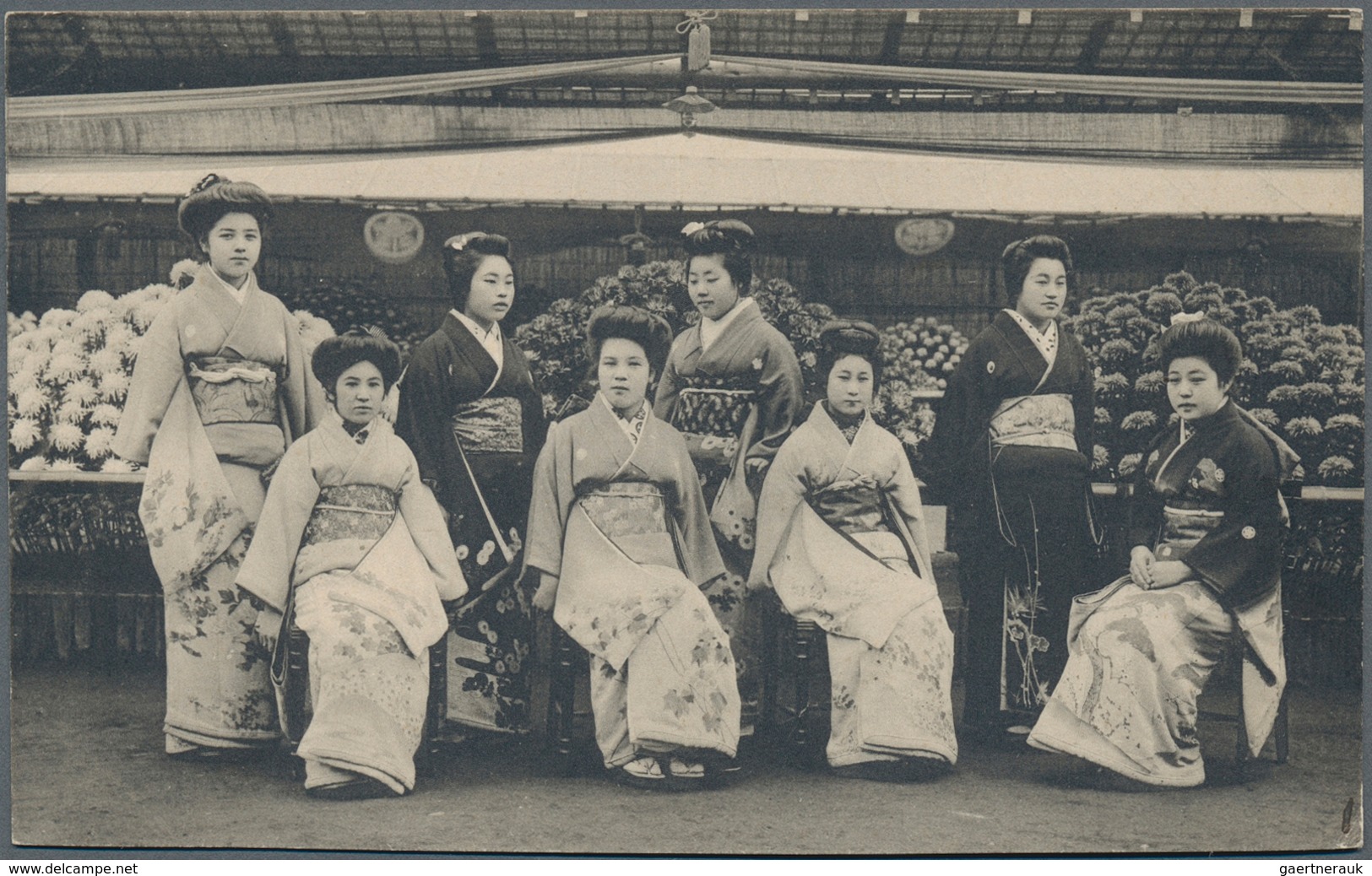 29481 Japan - Besonderheiten: 1900/30 (ca.) 20 ppc (two mailed) showing ladies, geishas with interesting h