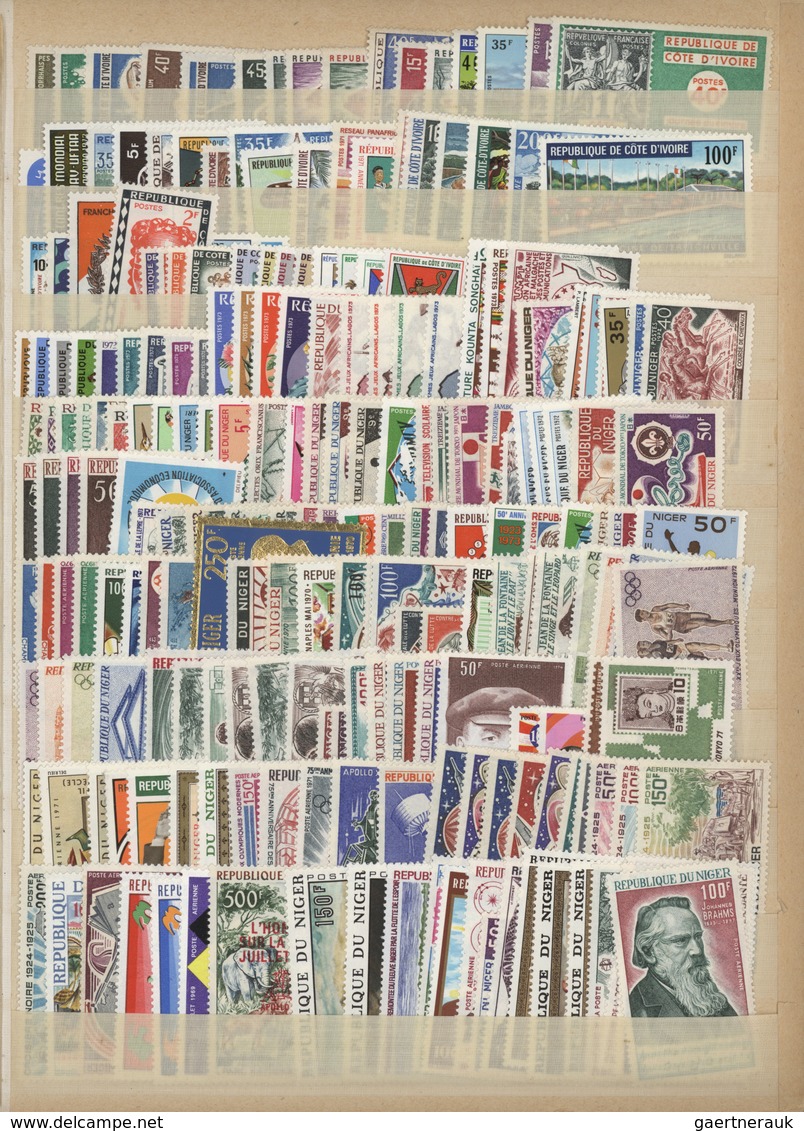 29591 Alle Welt: 1967/1974 (ca.), Mint Accumulation/collection In Two Stockbooks, Mainly Unmounted Mint, C - Verzamelingen (zonder Album)