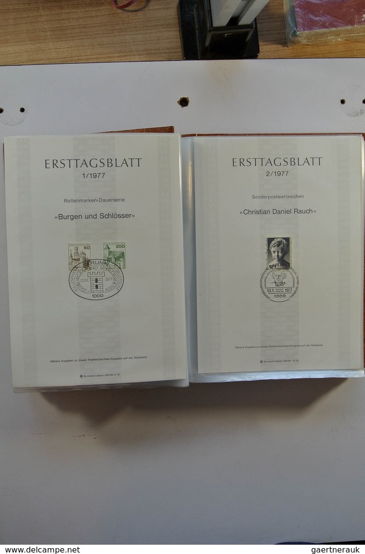 32449 Bundesrepublik Und Berlin: 1975-2001. Umfangreiche Sammlung Ersttagsblätter Bundespost 1975-2001 Und - Verzamelingen