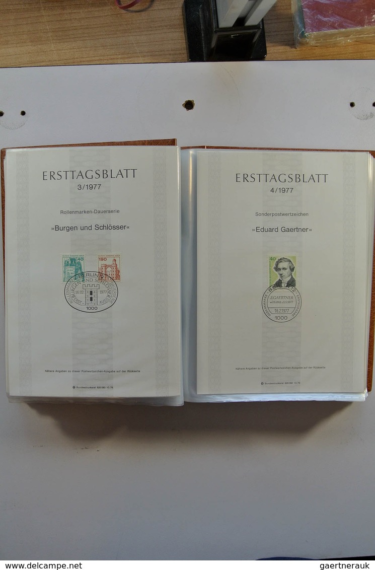 32449 Bundesrepublik Und Berlin: 1975-2001. Umfangreiche Sammlung Ersttagsblätter Bundespost 1975-2001 Und - Verzamelingen