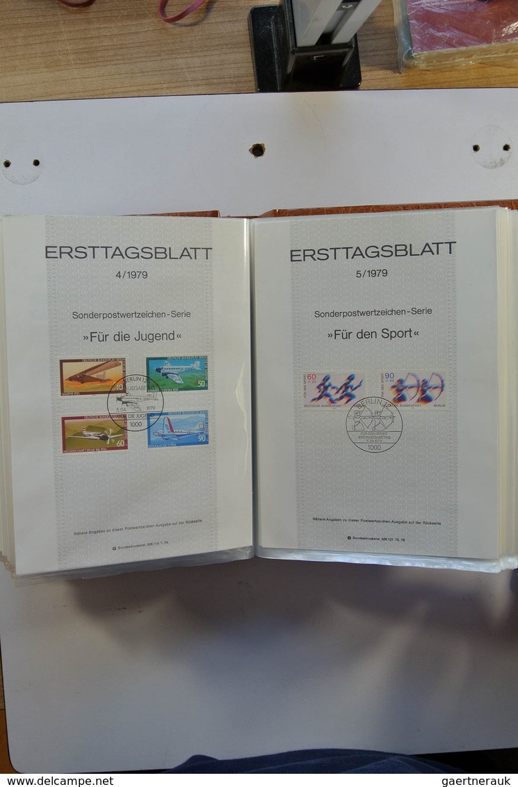 32449 Bundesrepublik und Berlin: 1975-2001. Umfangreiche Sammlung Ersttagsblätter Bundespost 1975-2001 und