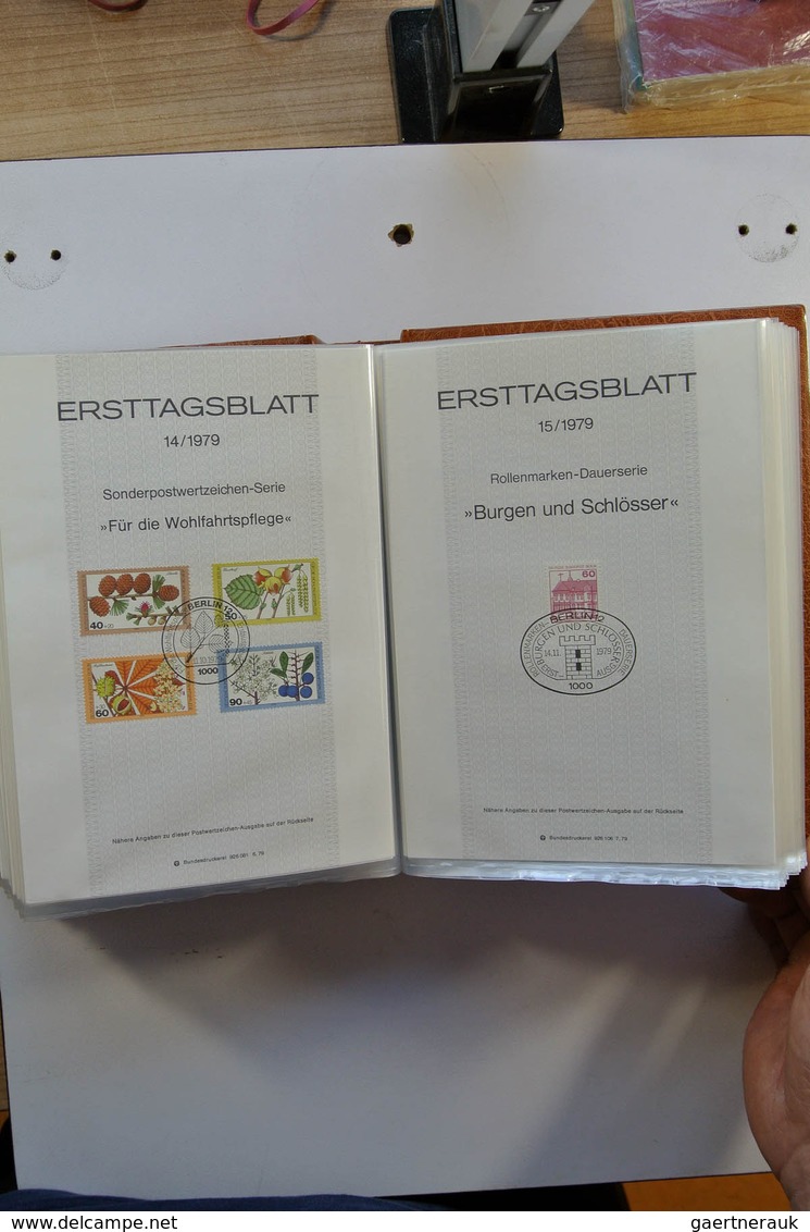 32449 Bundesrepublik und Berlin: 1975-2001. Umfangreiche Sammlung Ersttagsblätter Bundespost 1975-2001 und