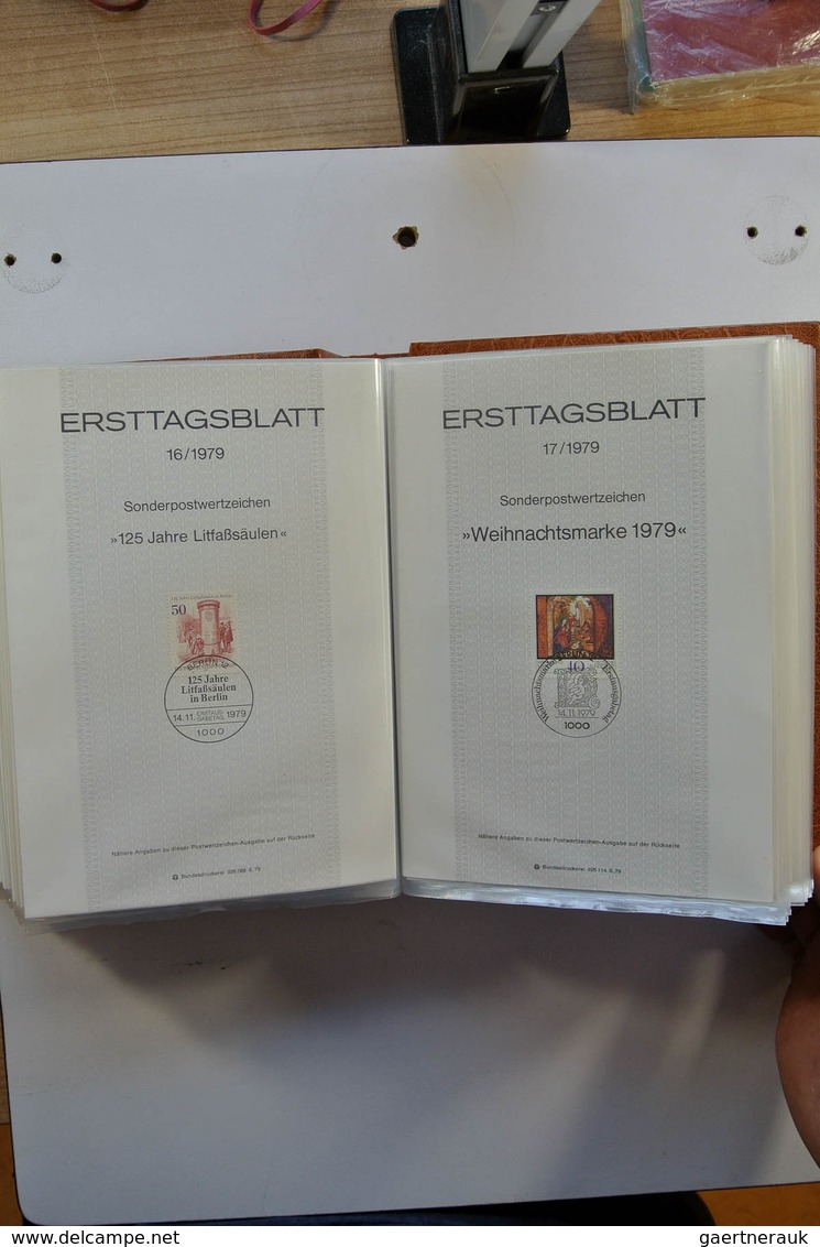 32449 Bundesrepublik und Berlin: 1975-2001. Umfangreiche Sammlung Ersttagsblätter Bundespost 1975-2001 und