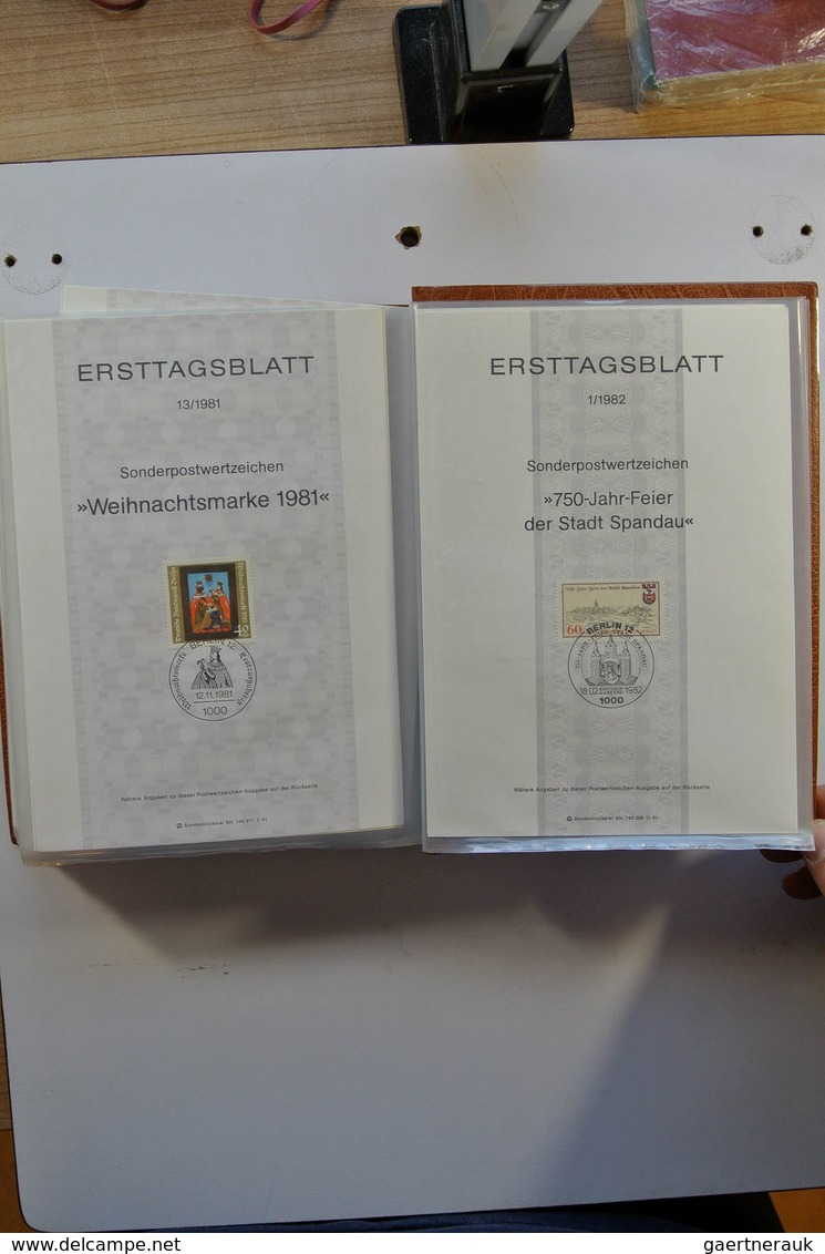 32449 Bundesrepublik und Berlin: 1975-2001. Umfangreiche Sammlung Ersttagsblätter Bundespost 1975-2001 und