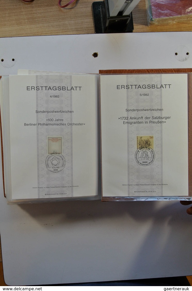 32449 Bundesrepublik und Berlin: 1975-2001. Umfangreiche Sammlung Ersttagsblätter Bundespost 1975-2001 und