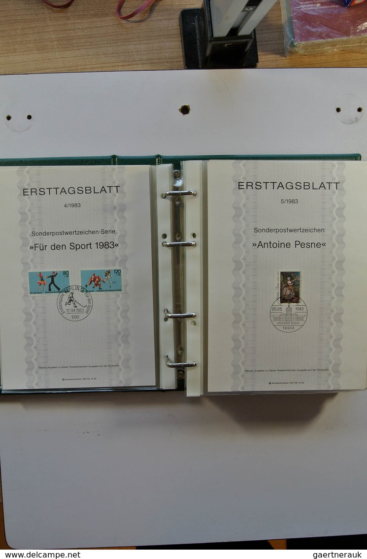 32449 Bundesrepublik und Berlin: 1975-2001. Umfangreiche Sammlung Ersttagsblätter Bundespost 1975-2001 und