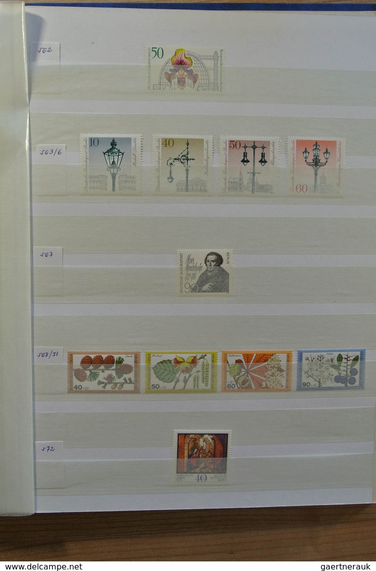 32468 Berlin: 1948-1990. Drei Steckbücher Berlin 1949-1990 mit viel besserem Material, Katalogwert nach Yv