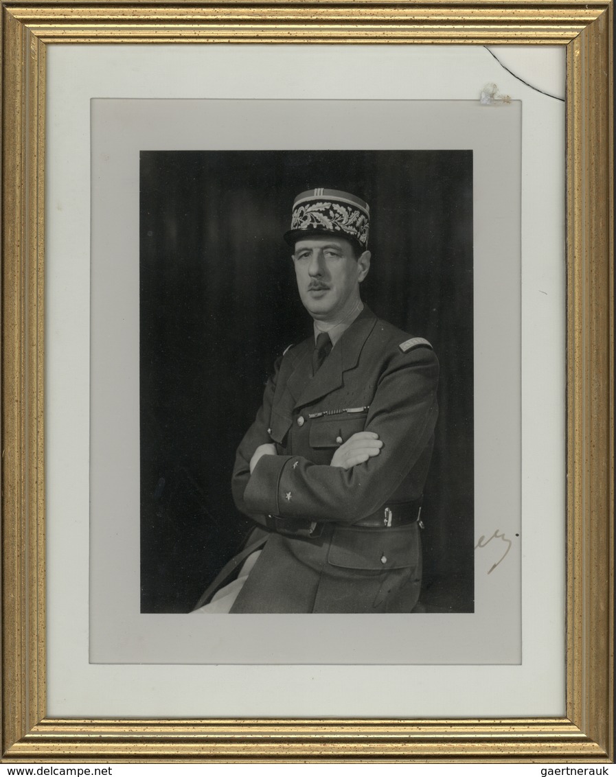 32933 Autographen: 1950 Ca., CHARLES DE GAULLE, Original Autograph On Large Black-and-white Realphoto Unde - Andere & Zonder Classificatie