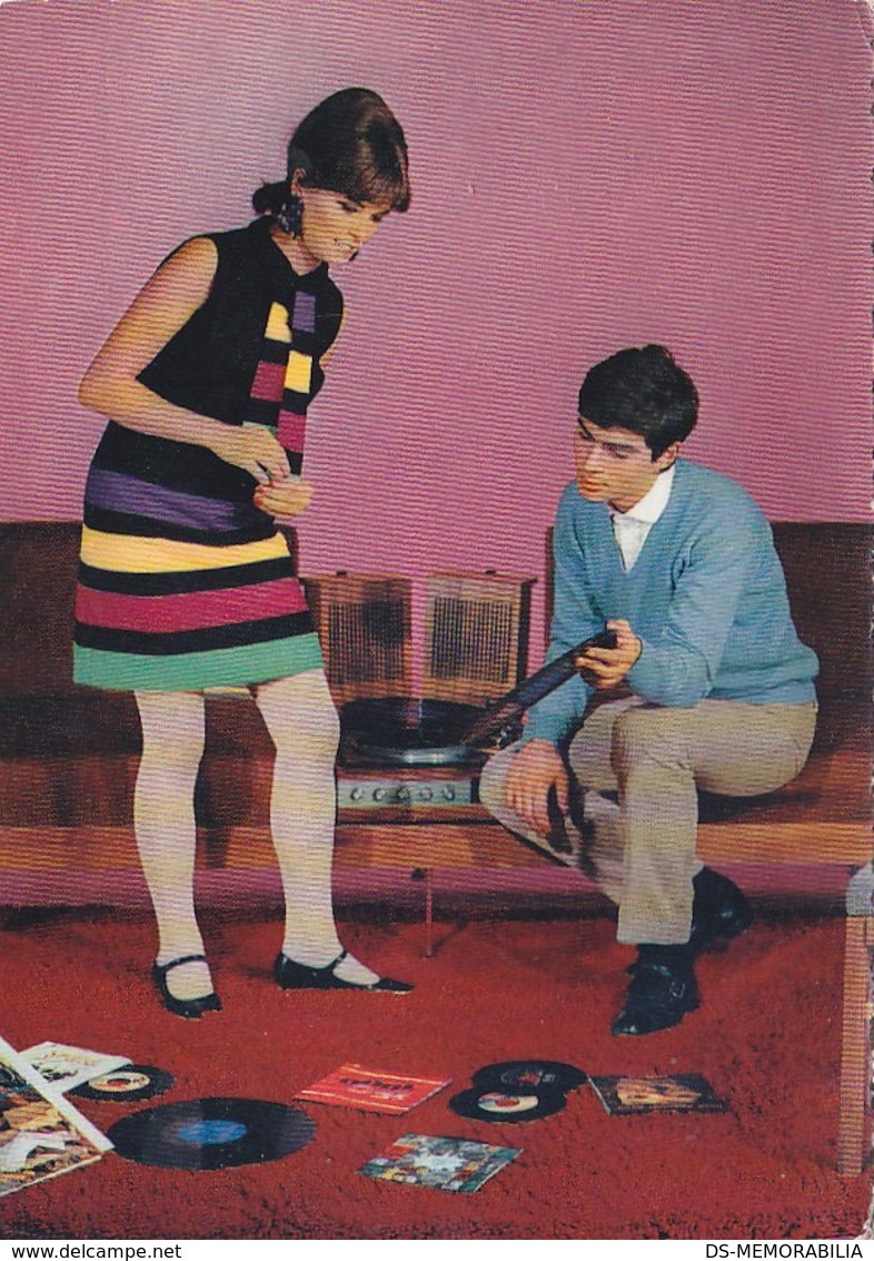 Couple W Gramophone Records Player Postcard 1973 - Paare