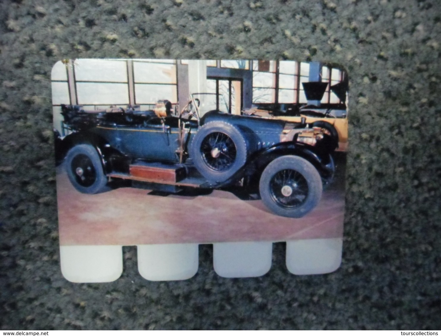 N° 74 - PLAQUE METAL En TOLE MERCEDES 100 CV De 1913 - AUTOMOBILE COOP Des Années 60 - Plaques En Tôle (après 1960)