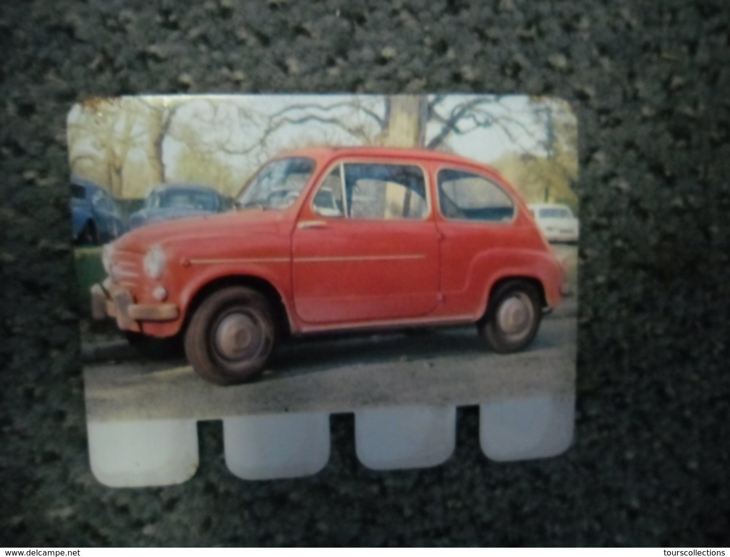 N° 73 - PLAQUE METAL En TOLE FIAT 600 D De 32 CV - AUTOMOBILE COOP Des Années 60 - Plaques En Tôle (après 1960)