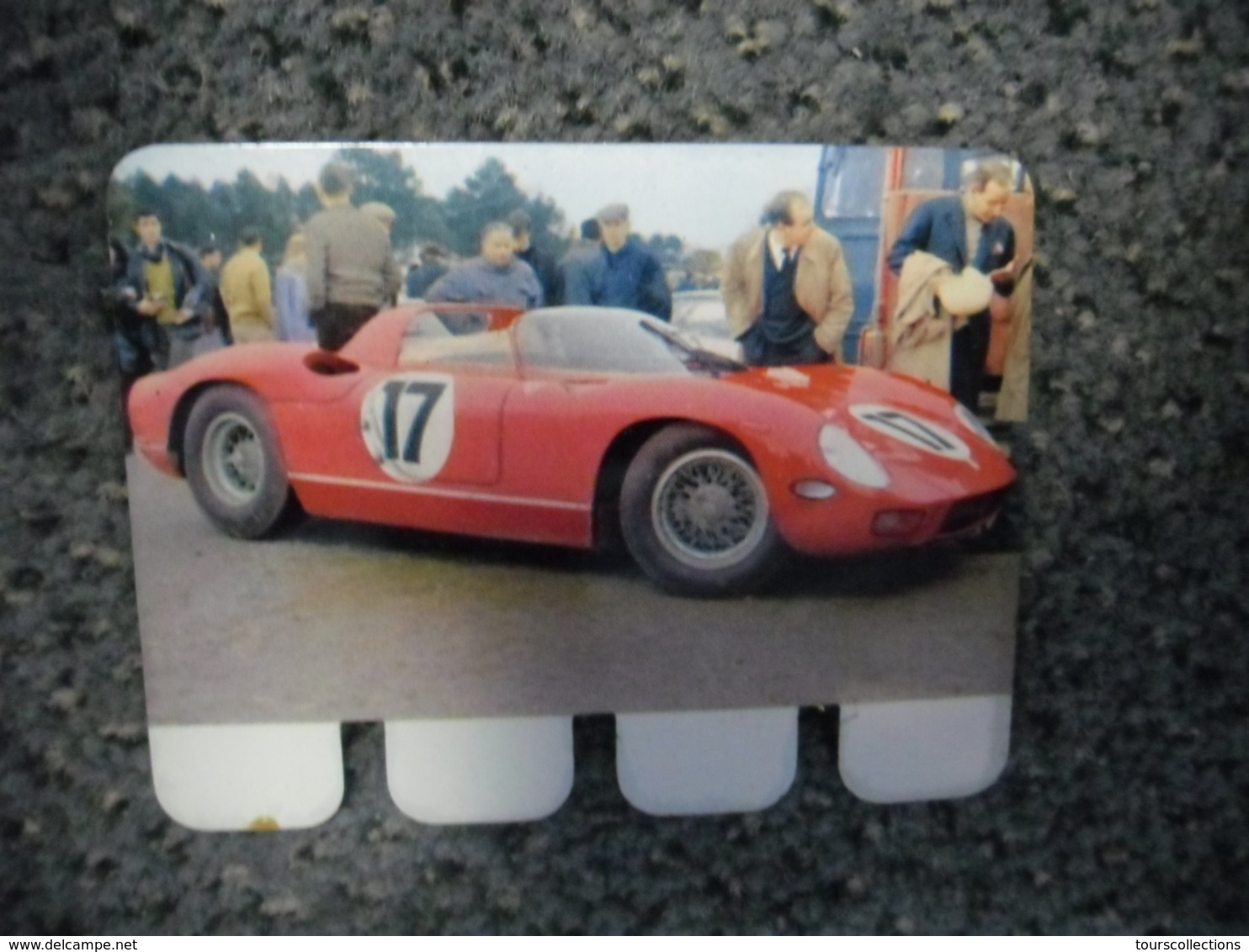 N° 68 - PLAQUE METAL En TOLE FERRARI De John Surtees 370 CV LE MANS De 1964 - AUTOMOBILE COOP Des Années 60 - Plaques En Tôle (après 1960)