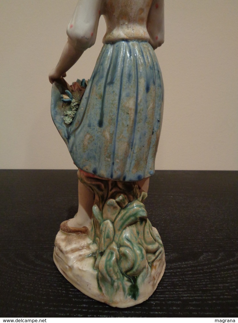 Mujer con sombrero y vestido de flores. Marca Porcelana Artística Levantina (PAL). España.