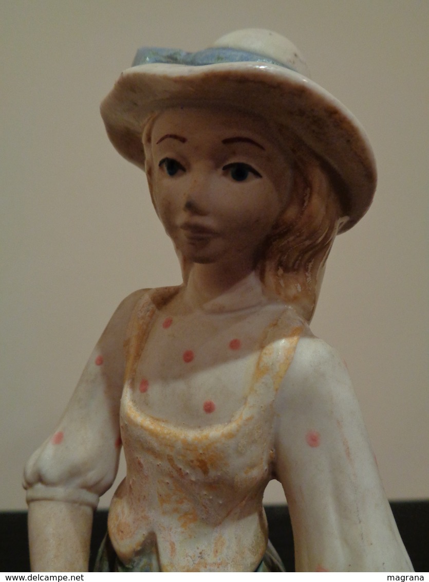 Mujer con sombrero y vestido de flores. Marca Porcelana Artística Levantina (PAL). España.
