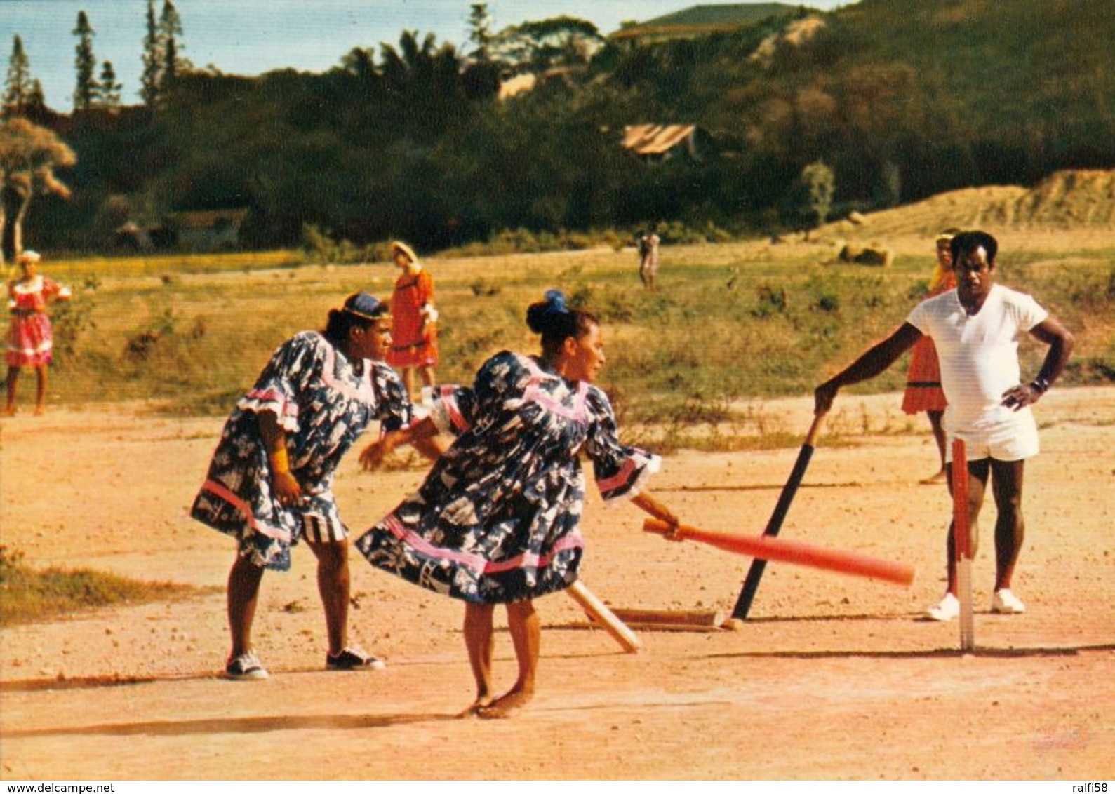 1 AK Nouvelle Caledonie - New Caledonia - Neukaledonien * Girls Playing Cricket - Französisches Überseeterritorium * - Neukaledonien