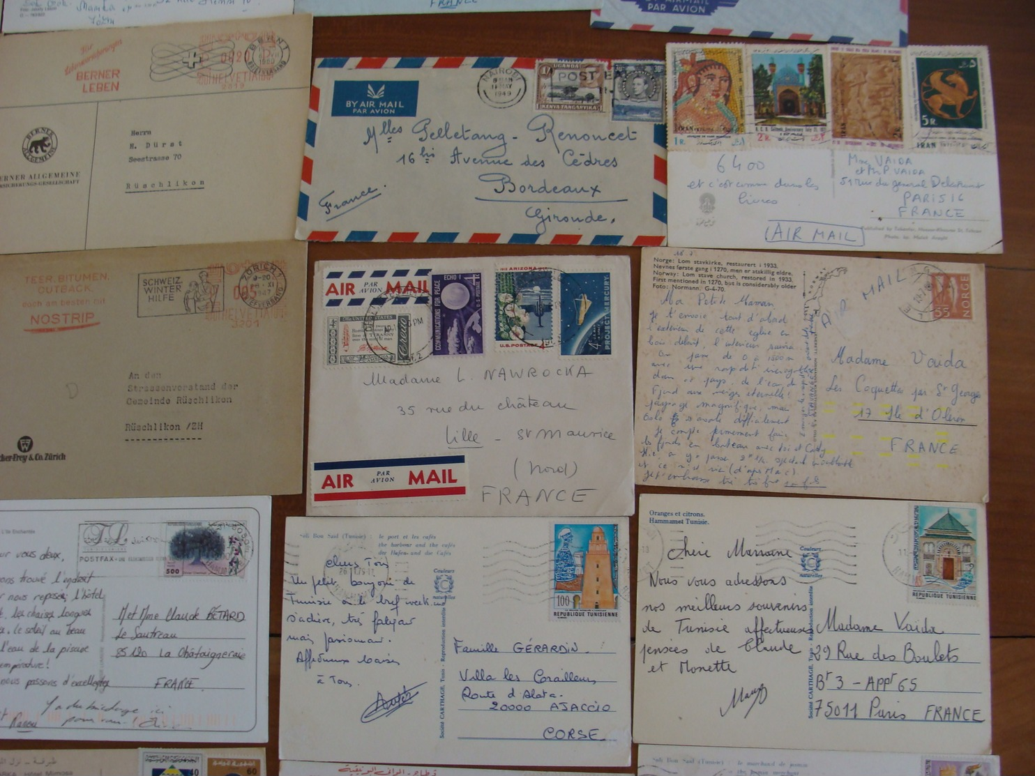 LOT 350 TIMBRES SUR LETTRES CARTES ETRANGERES DDR RUSSIE USA BRESIL AFRIQUE ROYAUME UNI ETC 1947 A ANNEES 80 VOIR PHOTOS