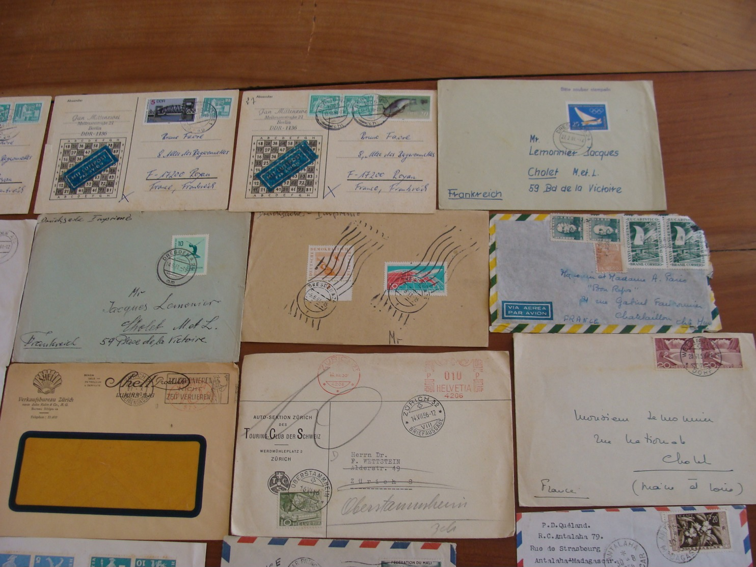 LOT 350 TIMBRES SUR LETTRES CARTES ETRANGERES DDR RUSSIE USA BRESIL AFRIQUE ROYAUME UNI ETC 1947 A ANNEES 80 VOIR PHOTOS