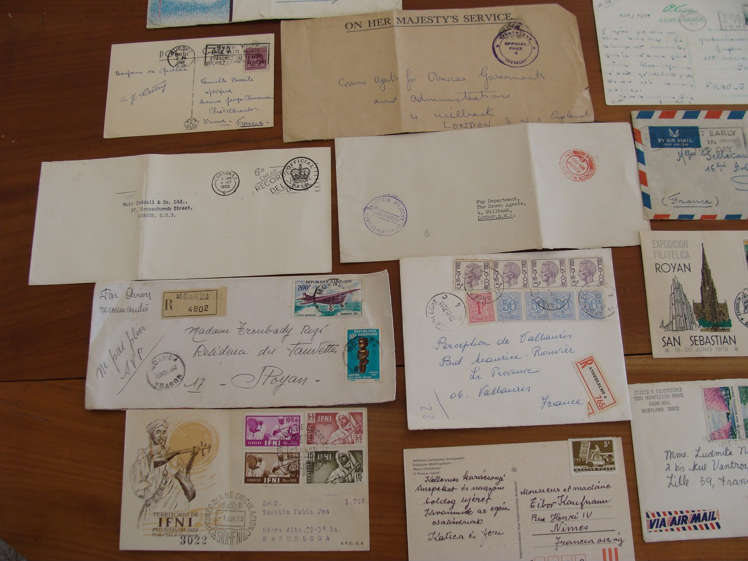 LOT 350 TIMBRES SUR LETTRES CARTES ETRANGERES DDR RUSSIE USA BRESIL AFRIQUE ROYAUME UNI ETC 1947 A ANNEES 80 VOIR PHOTOS