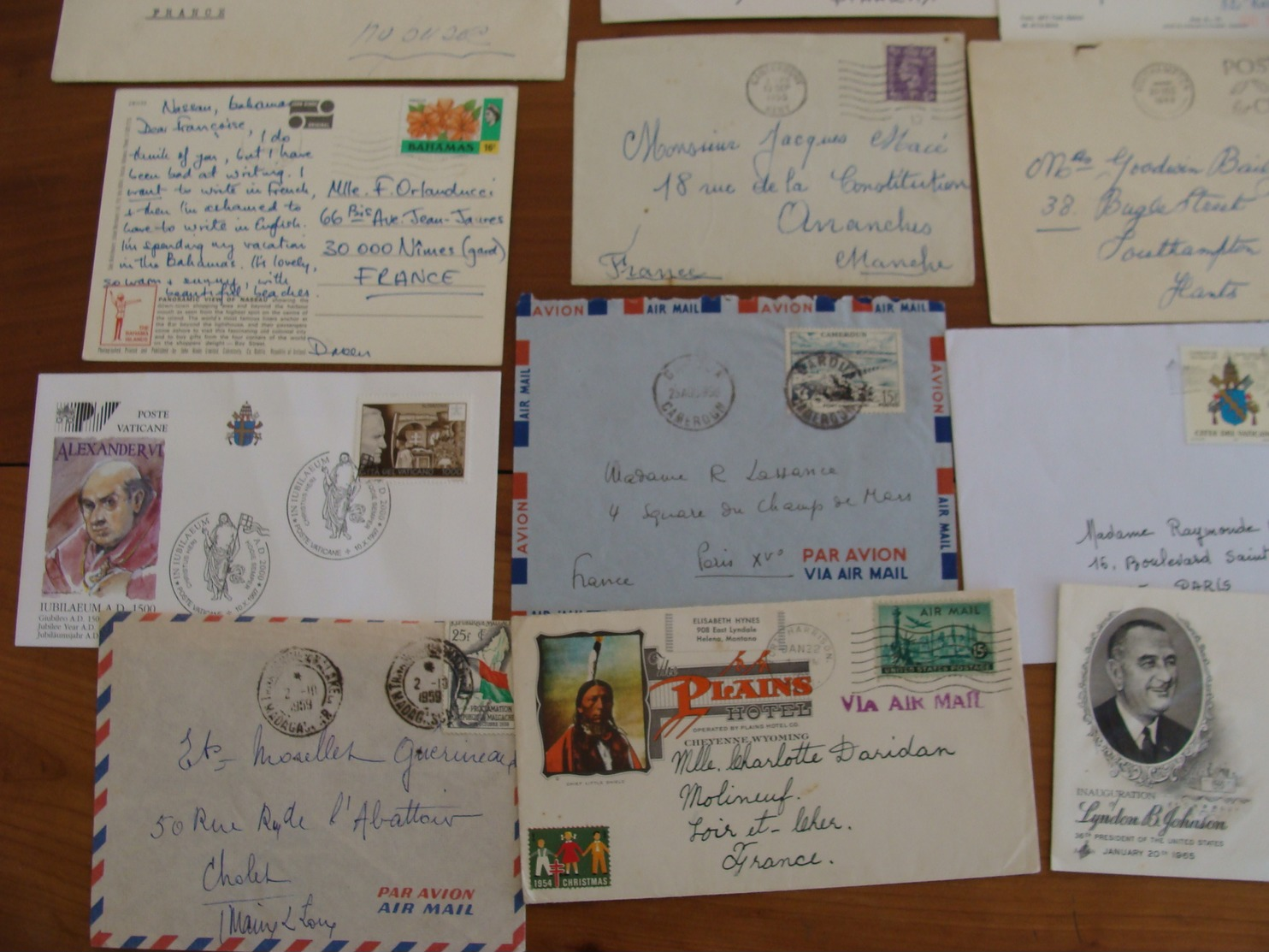 LOT 350 TIMBRES SUR LETTRES CARTES ETRANGERES DDR RUSSIE USA BRESIL AFRIQUE ROYAUME UNI ETC 1947 A ANNEES 80 VOIR PHOTOS