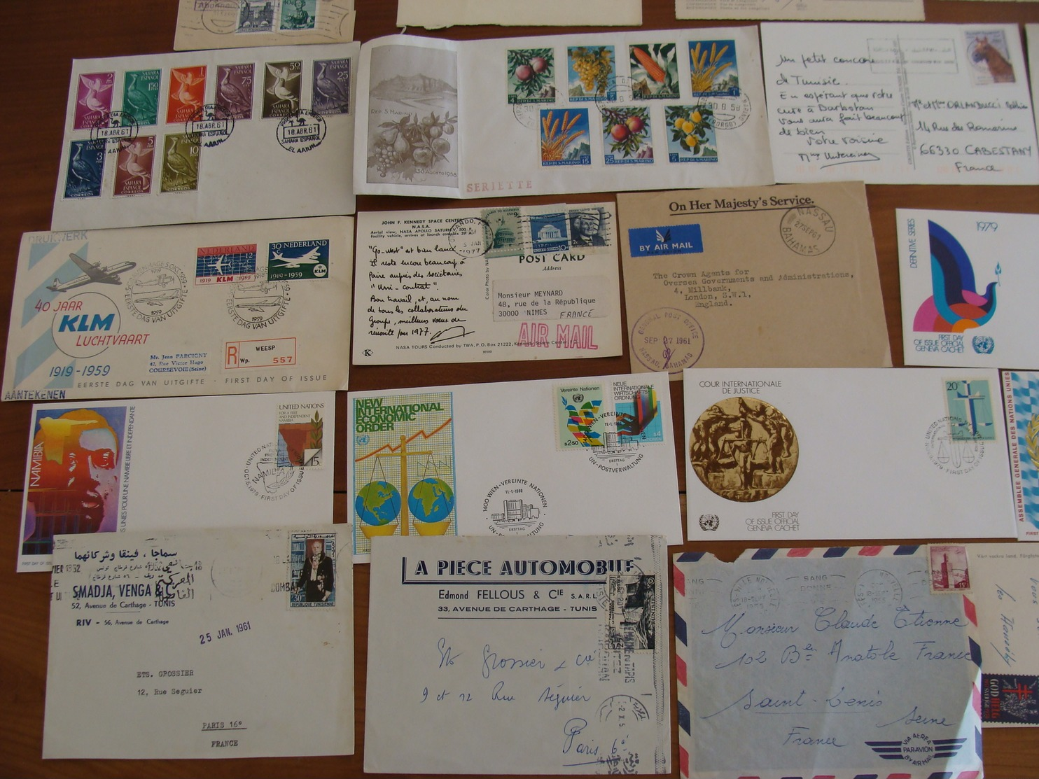 LOT 350 TIMBRES SUR LETTRES CARTES ETRANGERES DDR RUSSIE USA BRESIL AFRIQUE ROYAUME UNI ETC 1947 A ANNEES 80 VOIR PHOTOS