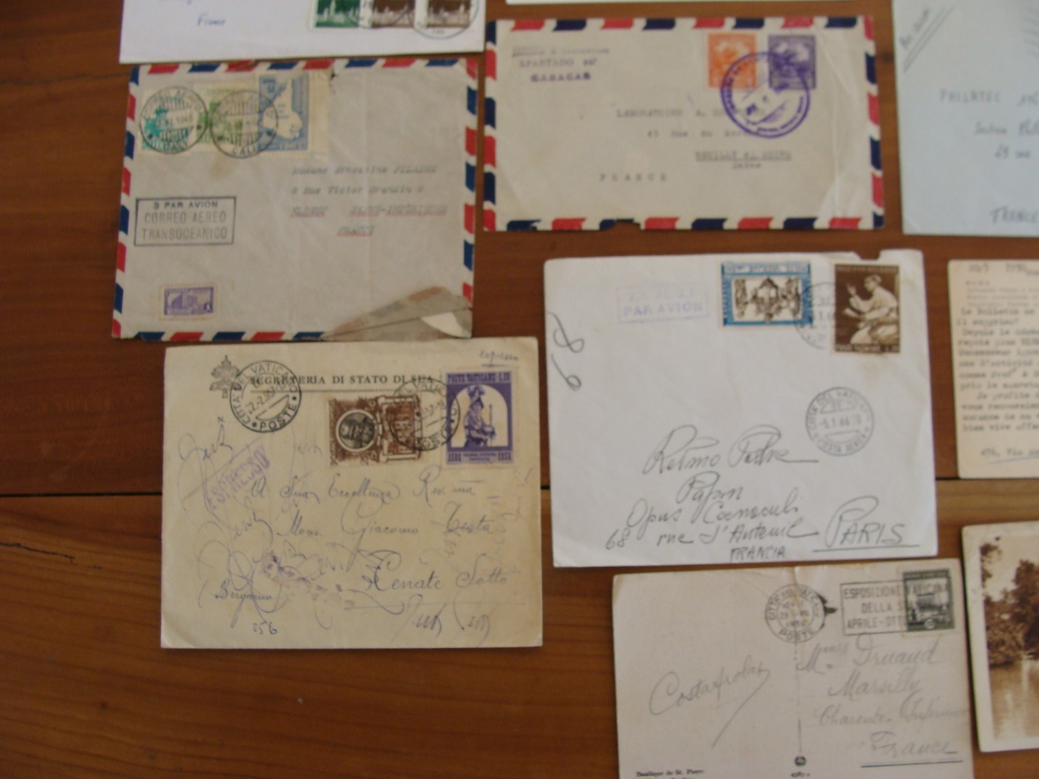 LOT 350 TIMBRES SUR LETTRES CARTES ETRANGERES DDR RUSSIE USA BRESIL AFRIQUE ROYAUME UNI ETC 1947 A ANNEES 80 VOIR PHOTOS