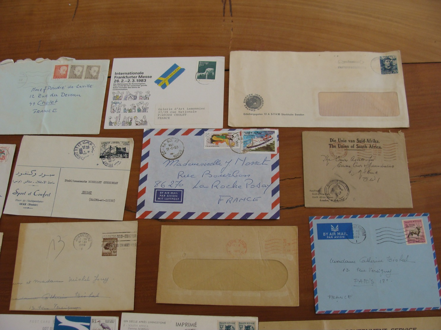 LOT 350 TIMBRES SUR LETTRES CARTES ETRANGERES DDR RUSSIE USA BRESIL AFRIQUE ROYAUME UNI ETC 1947 A ANNEES 80 VOIR PHOTOS